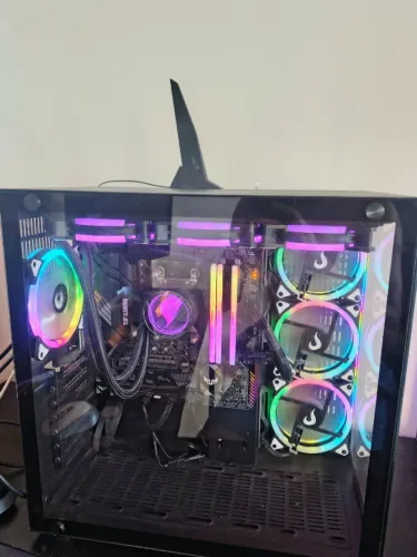 Computador gamer e monitor