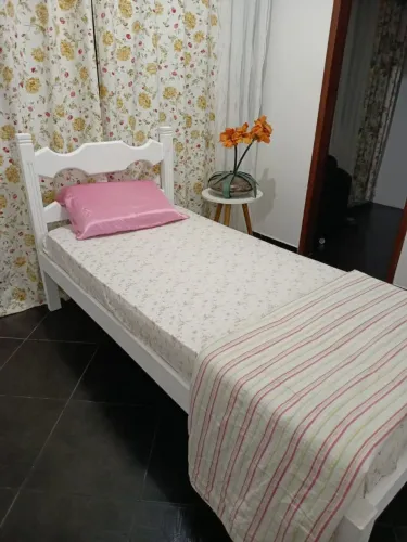 Cama de solteiro de madeira maciça
