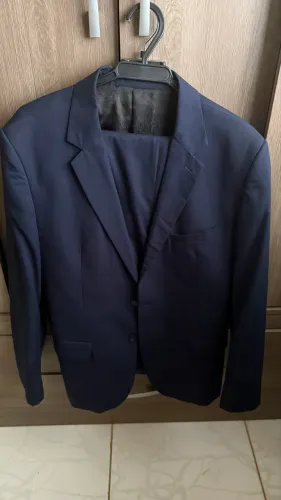 Vende-se Ternos de qualidade azul escuro e preto.