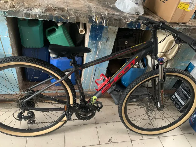 Bike muito boa, confortável e pronta pra uso. Sem defeitos, tudo funcionando certinho.