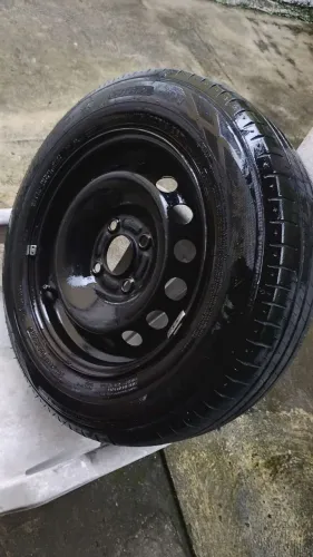 Vendo pneu 175/70/14, com aro montado, ótimo estado.