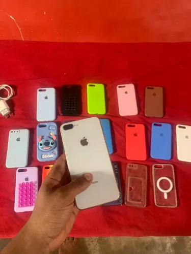 iPhone 8 Plus + 18 capinhas + 1 carregador