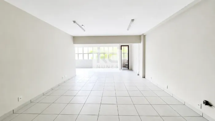 Prédio comercial com área total de 1200m², com 6 vagas de garagem no Bairro Santa Efigênia