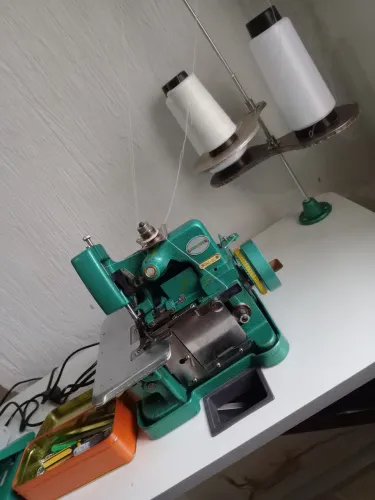 Vendo máquina de costura overloque chinesinha NOVA!!