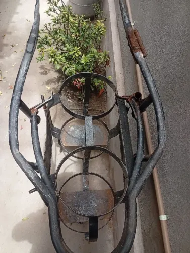 Vende se um suporte pra carregar água e gás 