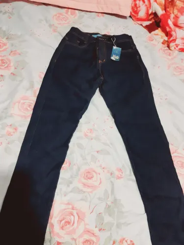 Calca jeans com etiqueta
