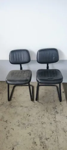 Cadeiras em couro, bom estado