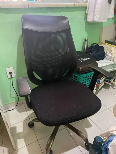 Cadeira Presidente Escritório Ergonômica com Rodas e Couro Sintético Preta