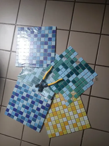 Vendo 5 quadrados de pastilhas de vidros e 1 Tourquês seminova.