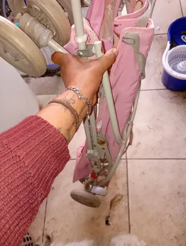 Carrinho de bebê guarda chuva rosa