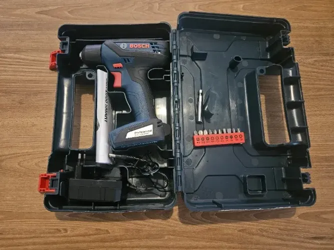 Parafusadeira e Furadeira sem fio, Bateria 12v, Gsr 1000 Smart Bosch praticamente nova