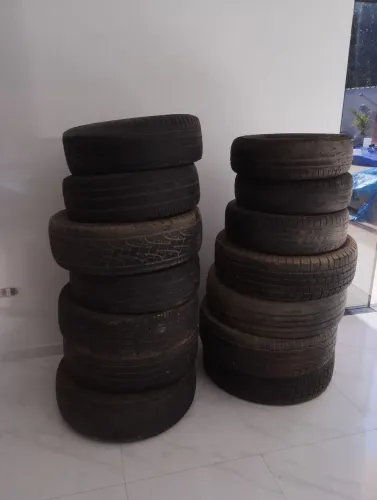Vendo pneu para caminhonete utilitários