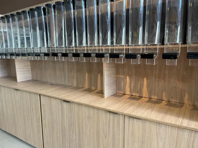 Móvel com dispensers gravitacionais para loja de produtos naturais e fruteiras