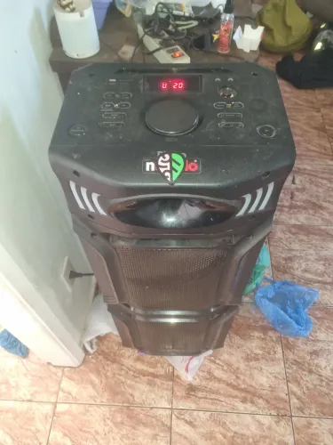 Caixa de som 2500 rms conservada pouca usada nenhuma avaria 