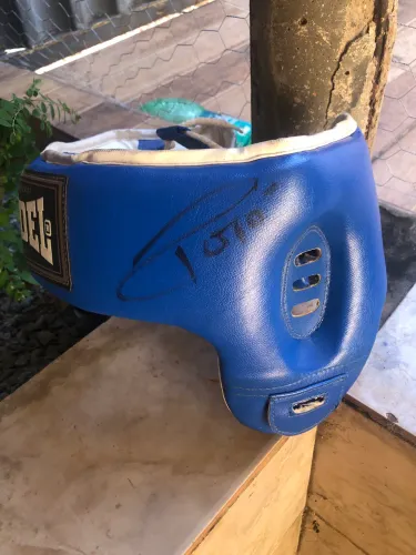 Capacete de boxe rudel autografado (popo mão de pedra)