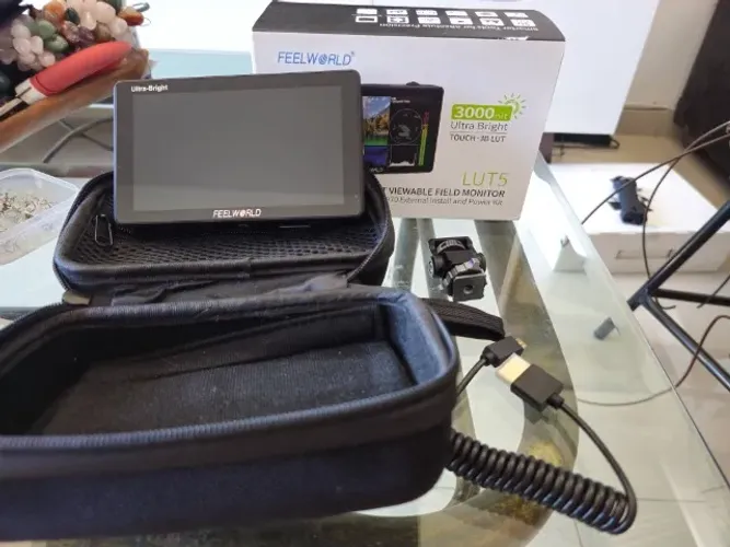 Monitor Feelworld LUT5 com 4 baterias e carregador
