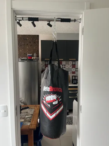 Saco de pancada e barra fixa de porta