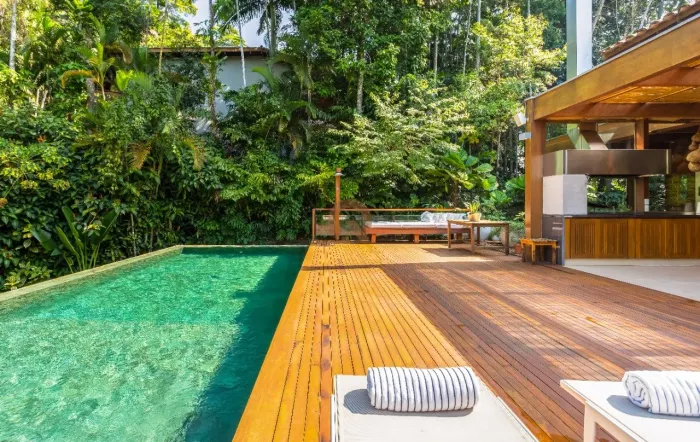 Casa cercada pela Mata Atlântica na Praia de São Pedro