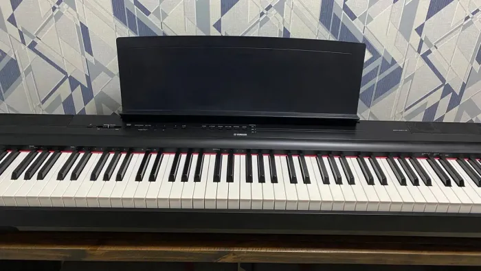 Piano Yamaha P-125 com interface de áudio + Pedal + Estante para partitura