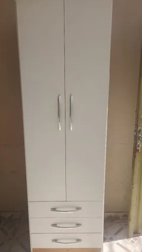 Guarda roupas 02 portas em MDF branco com 03 gavetas
