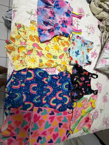 Diversos looks, três conjuntinhos, e quatro blusinhas que veste entre 6 e 8 anos