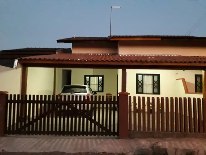 Vende-se Casa geminada com sótão - Itapema do Norte, Itapoá, 600 mts da praia - R$ 497 mil