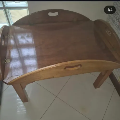 Vendo mesa em madeira , tampo vira uma bandeja.