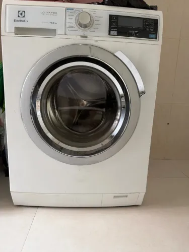 Máquina de lavar roupa com defeito Eletrolux