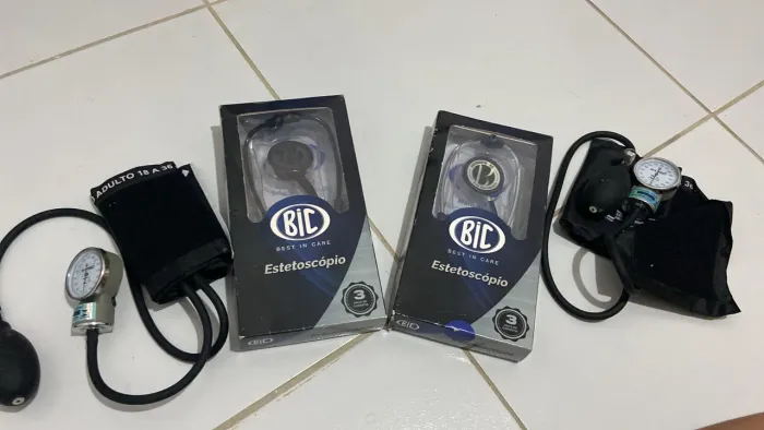 Vendo Estetoscópio e Esfigmomanômetro