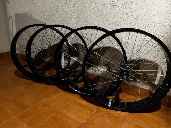 2 pares de rodas para bikes elétricas e Fat bikes