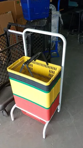CESTA PLASTICA DE MAO E COM RODAS * 