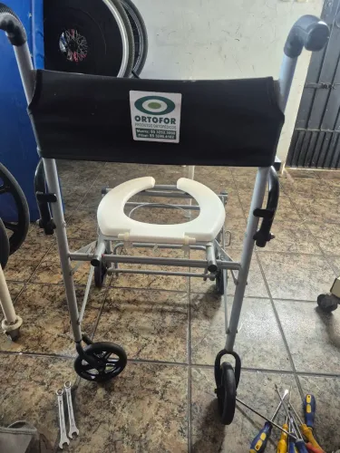 Cadeira higiênica dobravel