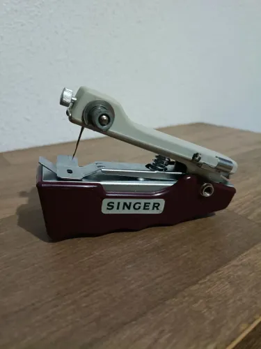 Pequena máquina Singer