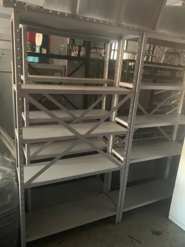Estante de aço