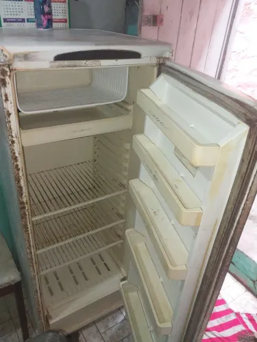 Vende-se geladeira prós docimo