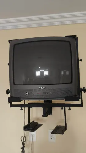 Duas TV de Tubo Philips 20/21 Pol (Para Conserto / Retirada de Peças) + Suporte Articulado