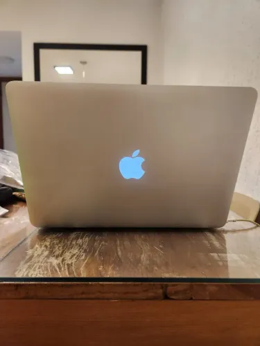 Macbook Air 13 - Intel I5 Dual Core - 8GB de Ram - 128 GB Armazenamento Interno.