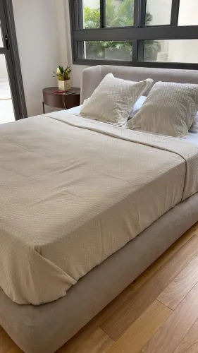 Cama queen com colchão 