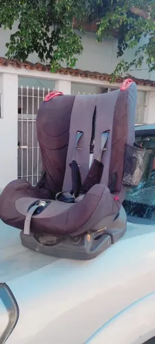 Vendo cadeirinhas e bebê conforto para carro.