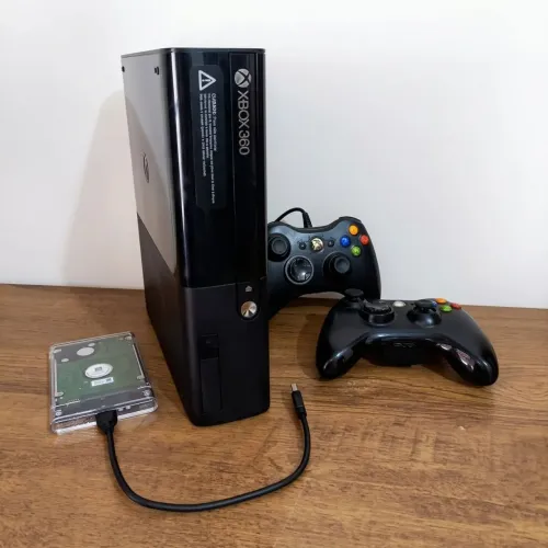 XBOX 360 SLIM + 2 Controles + HD com 67 JOGOS