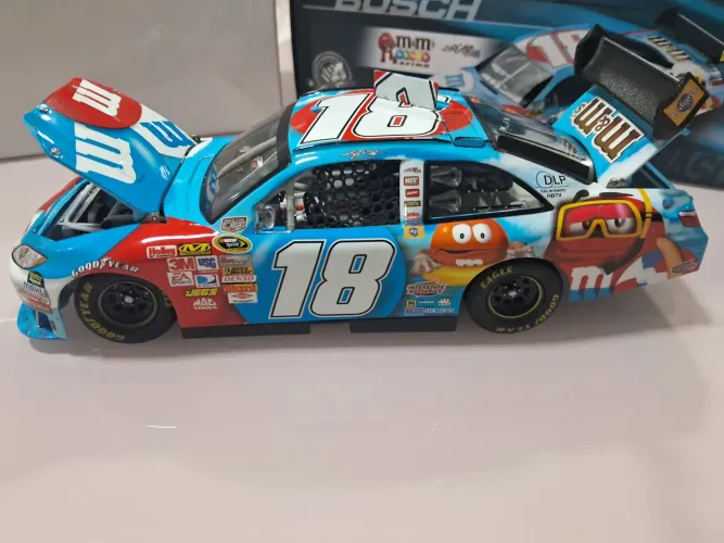 Miniatura Nascar 1/24 Kyle Busch #18