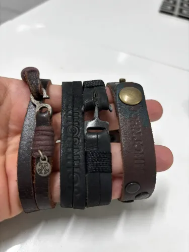 Pulseiras jhon jhon em couro