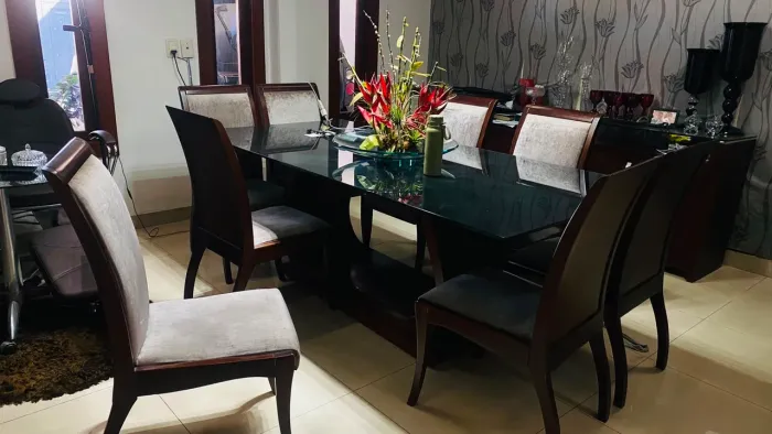 Mesa de Jantar com 8 cadeiras 