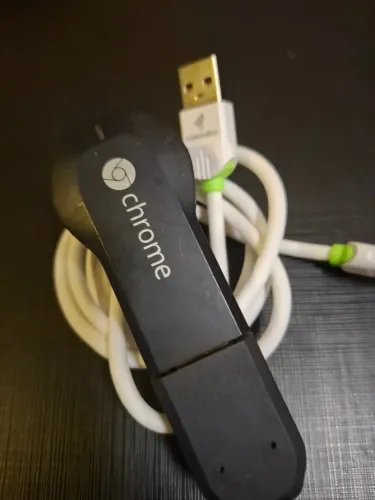Google Chromecast 1a Geração - Aparelho Smart TV Adaptador HDMI