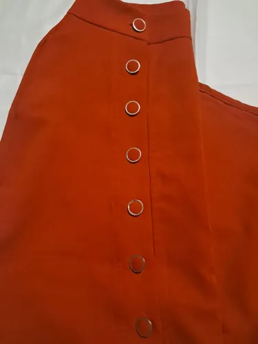 Saia usada 2x ,tecido alfaiataria, com botões e fenda, veste 38/42