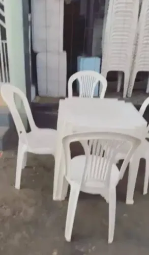 Mesa com 4 cadeiras