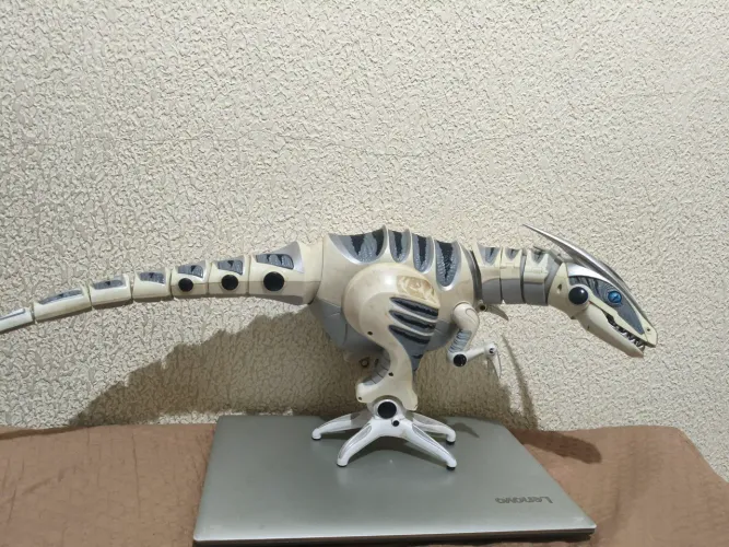 Roboraptor WowWee 80cm funcionando