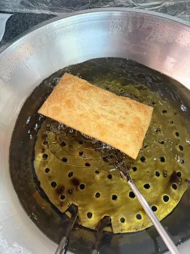 Estamos contratando !!! Atendente de pastelaria!!!!