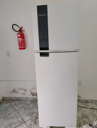 Vendo geladeira Eletrolux Frost Free 400 litros em ótimo estado de conservação.