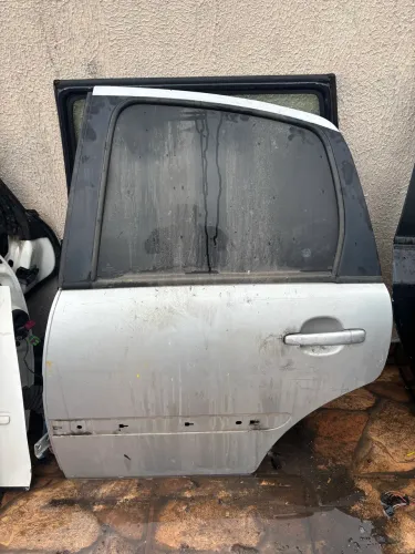 Porta C3 traseira esquerda R$ 200